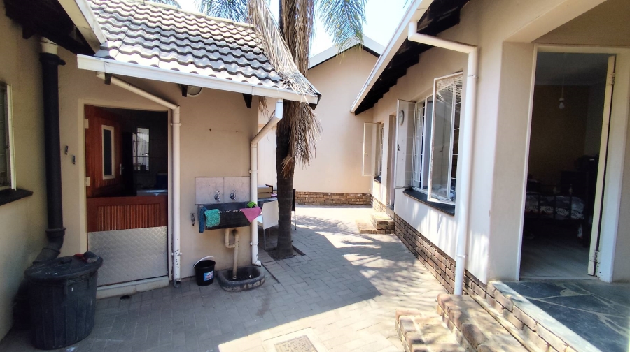 6 Bedroom Property for Sale in The Reeds Gauteng