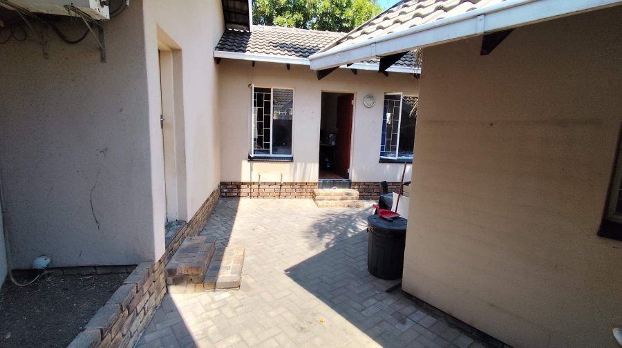 6 Bedroom Property for Sale in The Reeds Gauteng