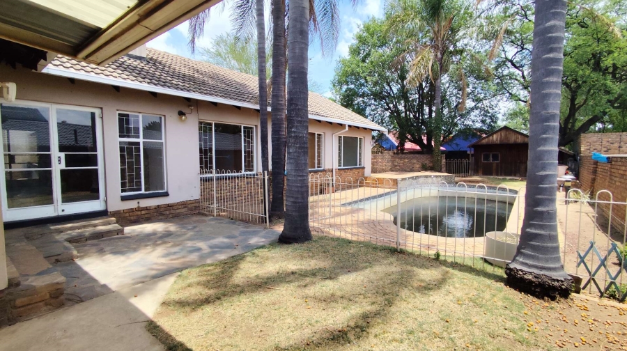 6 Bedroom Property for Sale in The Reeds Gauteng