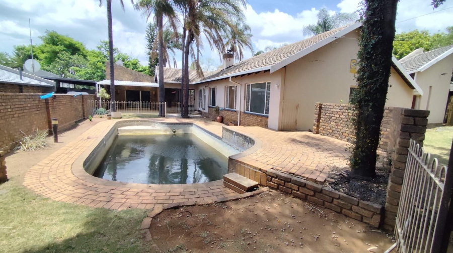 6 Bedroom Property for Sale in The Reeds Gauteng