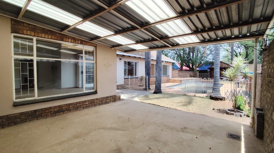 6 Bedroom Property for Sale in The Reeds Gauteng