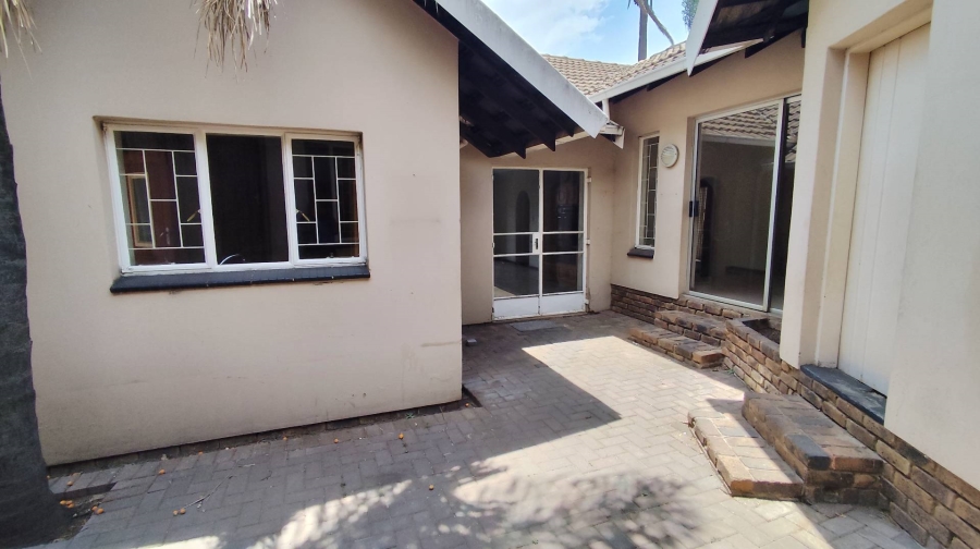 6 Bedroom Property for Sale in The Reeds Gauteng