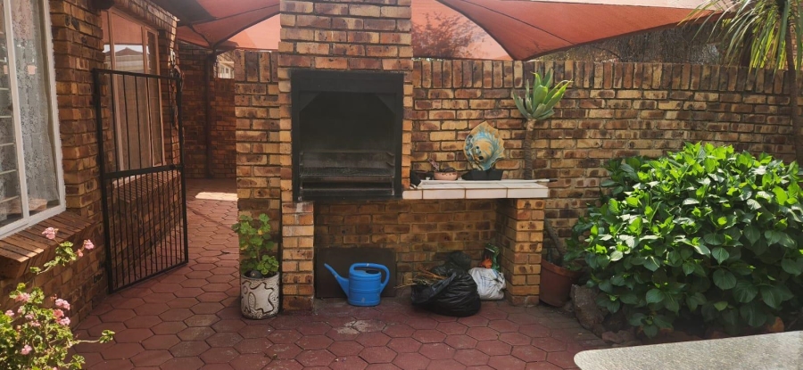 2 Bedroom Property for Sale in Die Hoewes Gauteng