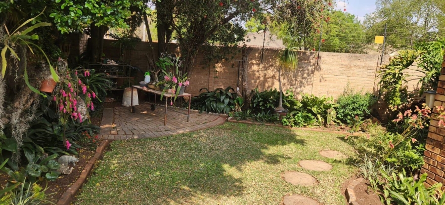 2 Bedroom Property for Sale in Die Hoewes Gauteng