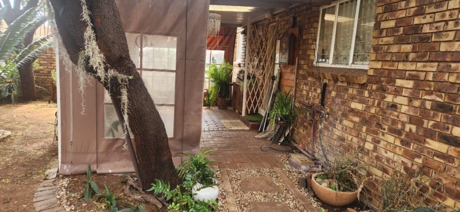 2 Bedroom Property for Sale in Die Hoewes Gauteng