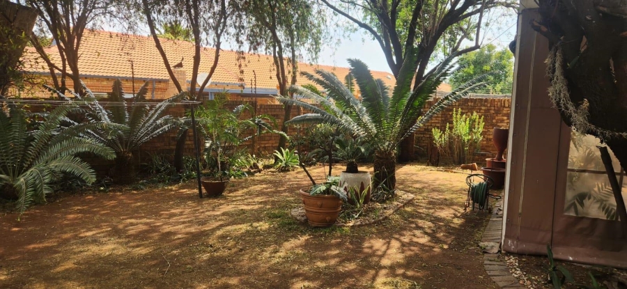 2 Bedroom Property for Sale in Die Hoewes Gauteng