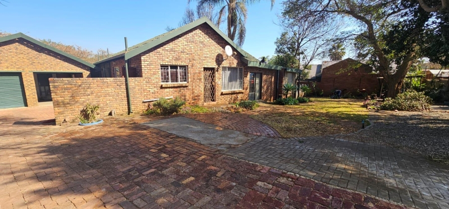 3 Bedroom Property for Sale in Rooihuiskraal Gauteng