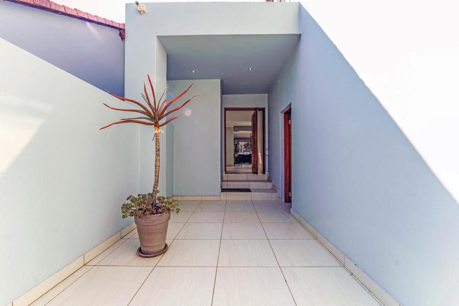 To Let 4 Bedroom Property for Rent in Benmore Gardens Gauteng