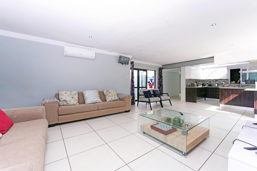 To Let 4 Bedroom Property for Rent in Benmore Gardens Gauteng