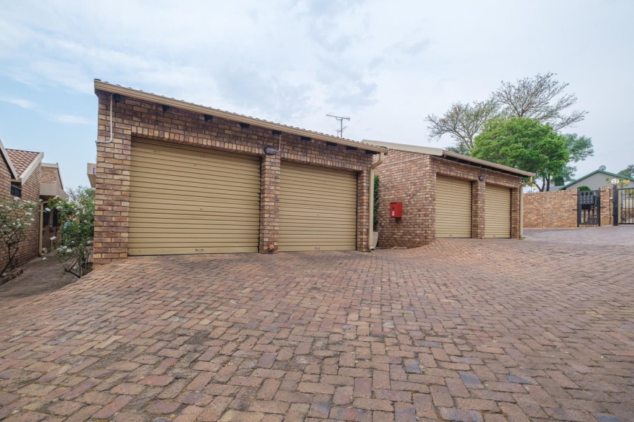 4 Bedroom Property for Sale in Garsfontein Gauteng