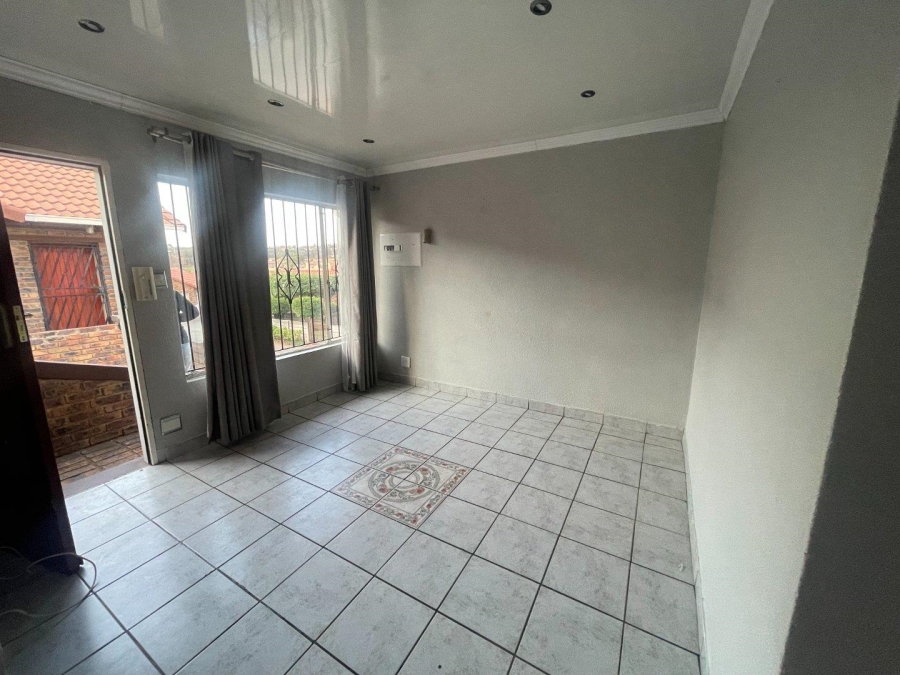 To Let 3 Bedroom Property for Rent in Mondeor Gauteng