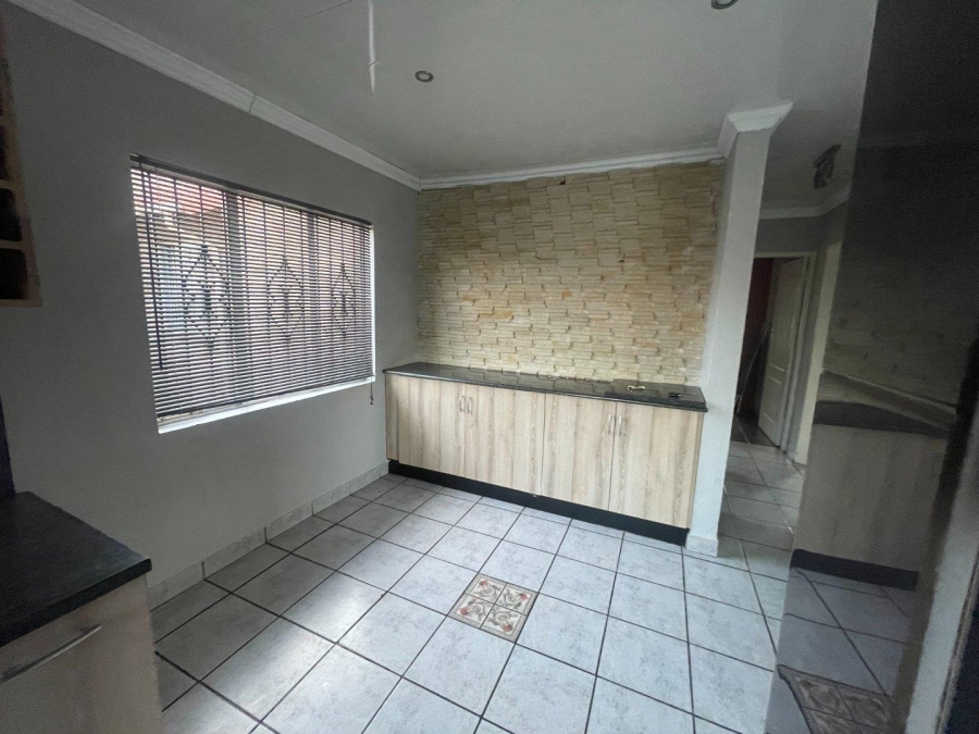 To Let 3 Bedroom Property for Rent in Mondeor Gauteng