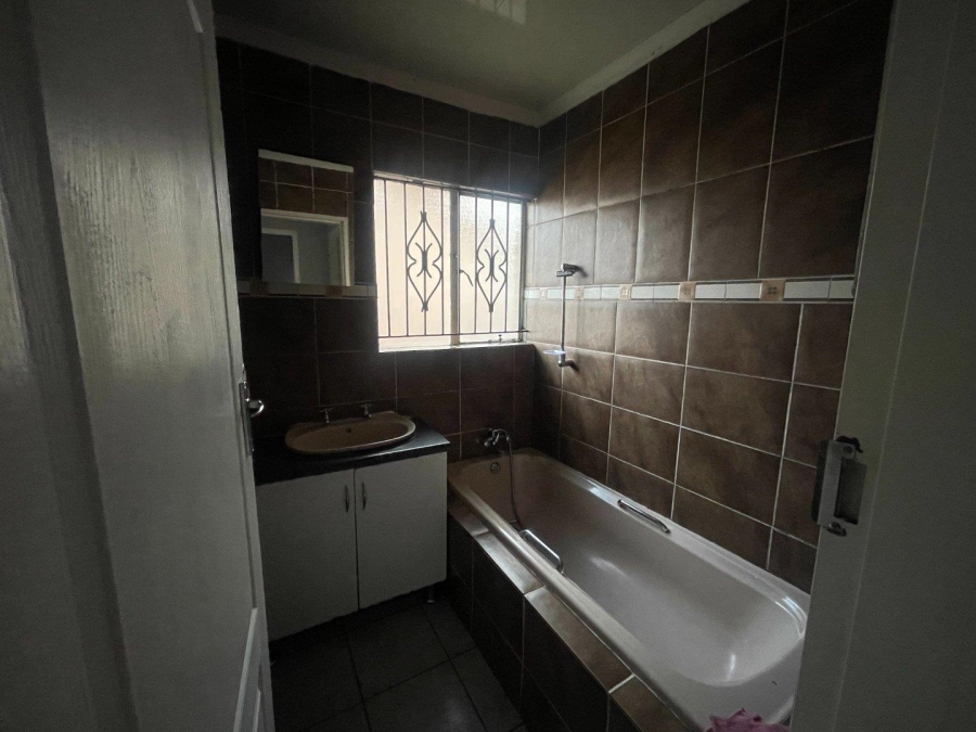 To Let 3 Bedroom Property for Rent in Mondeor Gauteng