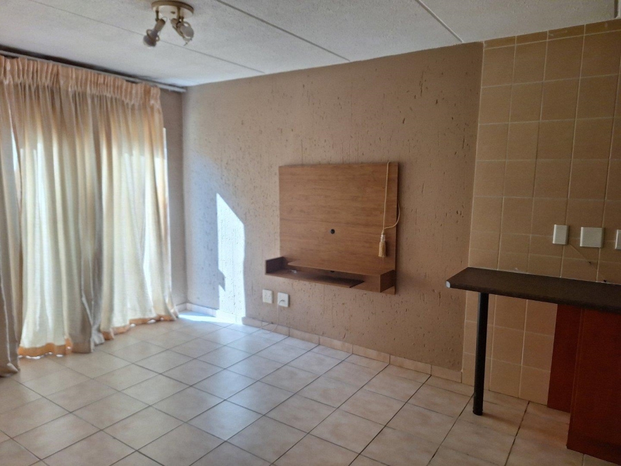 To Let 2 Bedroom Property for Rent in Ormonde View Gauteng