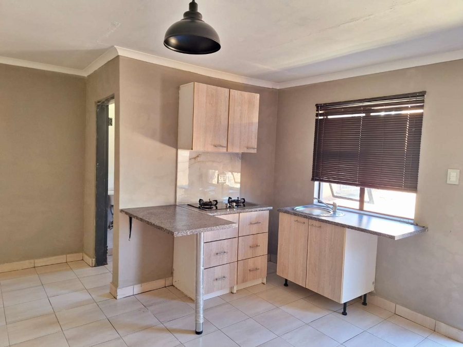 To Let 1 Bedroom Property for Rent in Rosettenville Gauteng