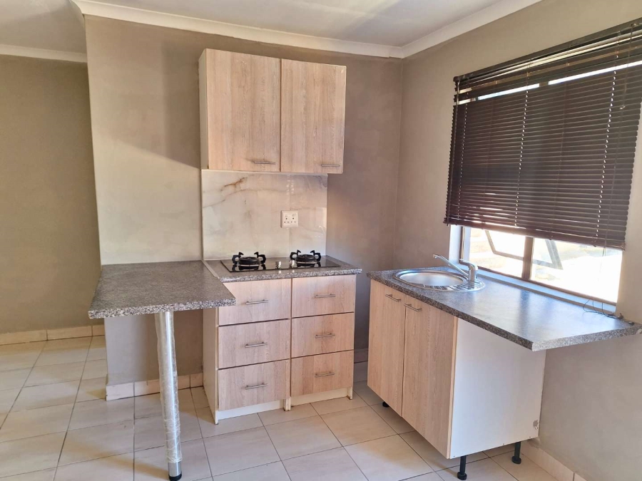 To Let 1 Bedroom Property for Rent in Rosettenville Gauteng