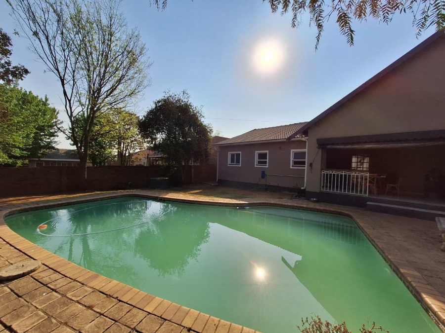 3 Bedroom Property for Sale in Farrarmere Gauteng