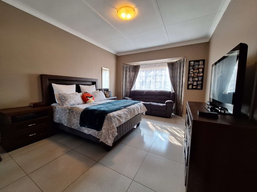 3 Bedroom Property for Sale in Farrarmere Gauteng