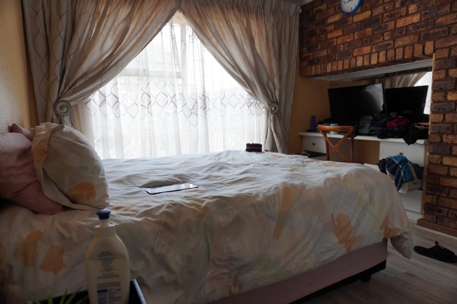 3 Bedroom Property for Sale in Mulbarton Gauteng