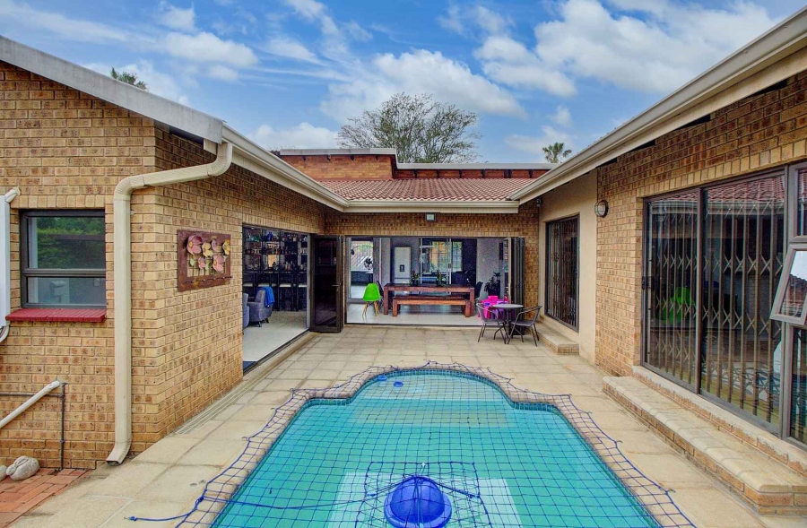 4 Bedroom Property for Sale in Strubensvallei Gauteng