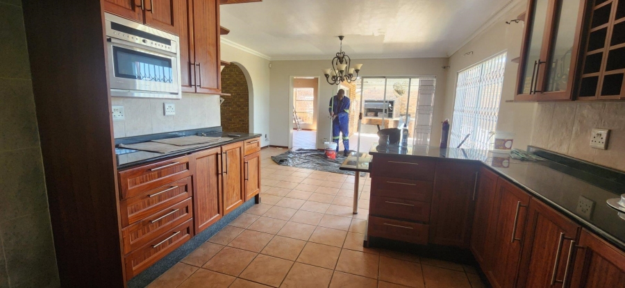 To Let 4 Bedroom Property for Rent in Glenvista Gauteng