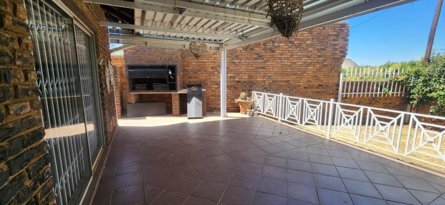 To Let 4 Bedroom Property for Rent in Glenvista Gauteng