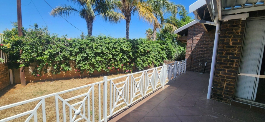 To Let 4 Bedroom Property for Rent in Glenvista Gauteng