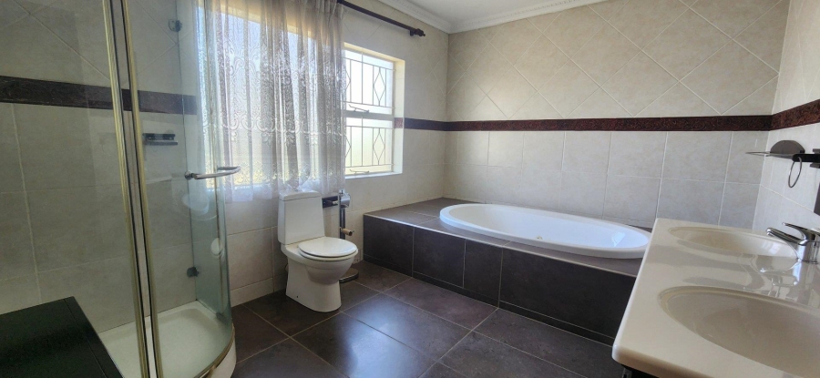 To Let 4 Bedroom Property for Rent in Glenvista Gauteng