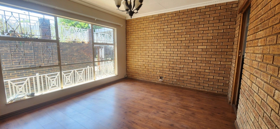 To Let 4 Bedroom Property for Rent in Glenvista Gauteng