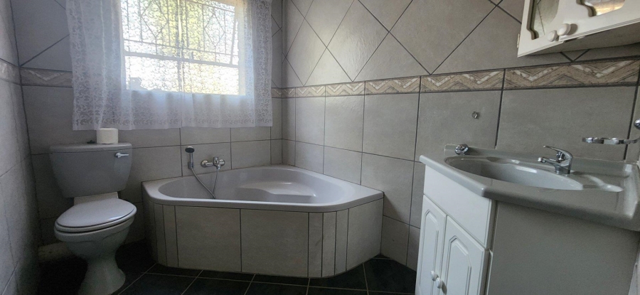 To Let 4 Bedroom Property for Rent in Glenvista Gauteng