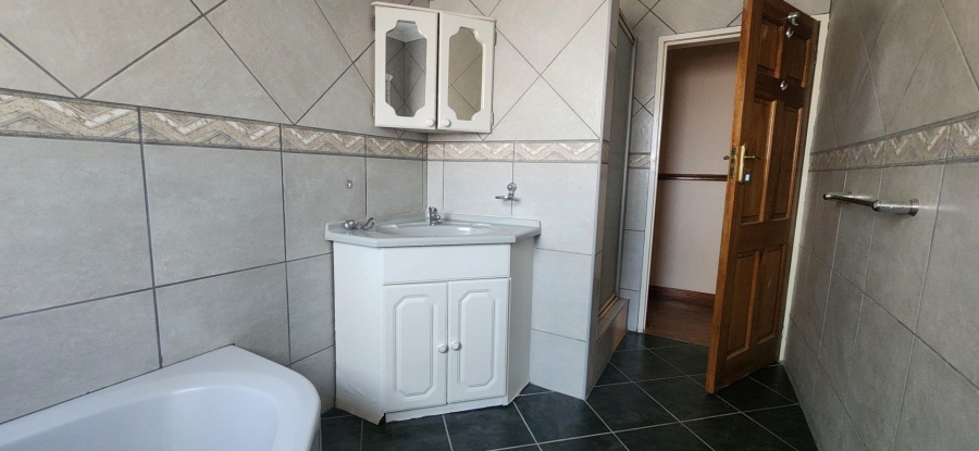 To Let 4 Bedroom Property for Rent in Glenvista Gauteng