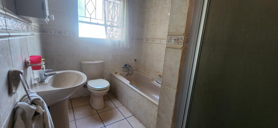 To Let 4 Bedroom Property for Rent in Glenvista Gauteng