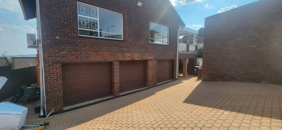 To Let 4 Bedroom Property for Rent in Glenvista Gauteng