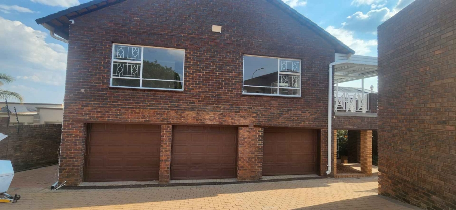 To Let 4 Bedroom Property for Rent in Glenvista Gauteng