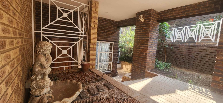 To Let 4 Bedroom Property for Rent in Glenvista Gauteng