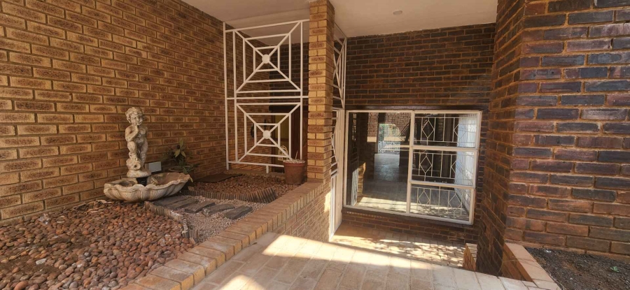 To Let 4 Bedroom Property for Rent in Glenvista Gauteng