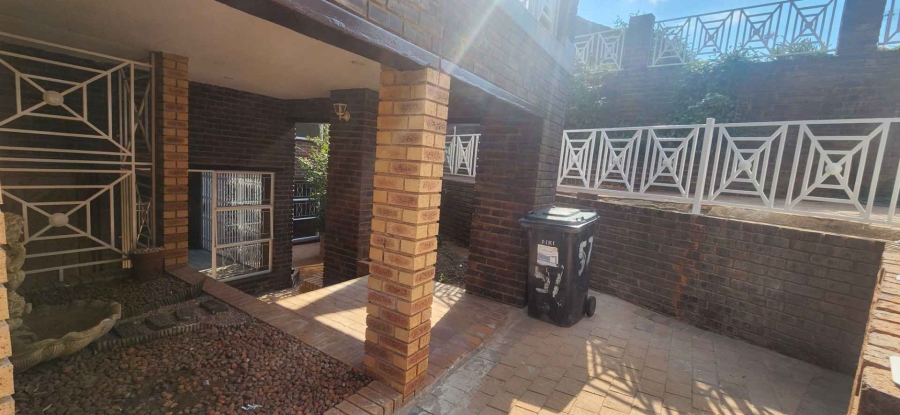 To Let 4 Bedroom Property for Rent in Glenvista Gauteng