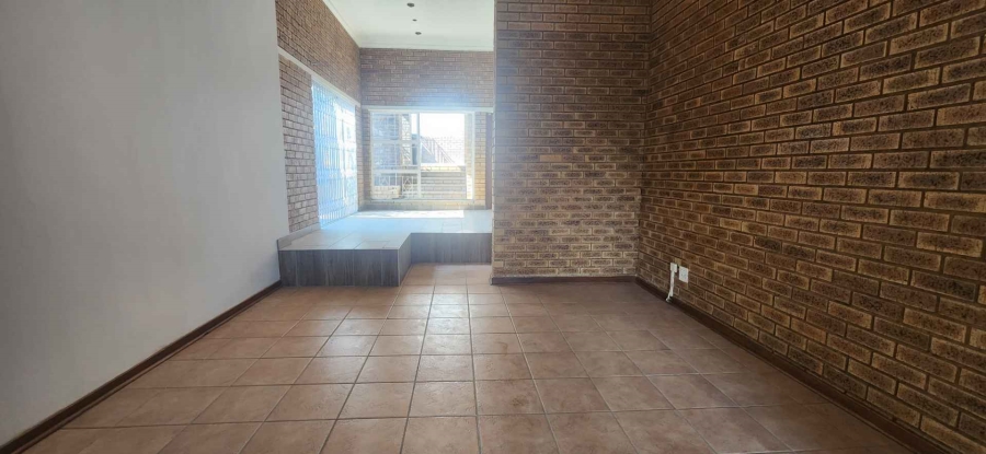 To Let 4 Bedroom Property for Rent in Glenvista Gauteng