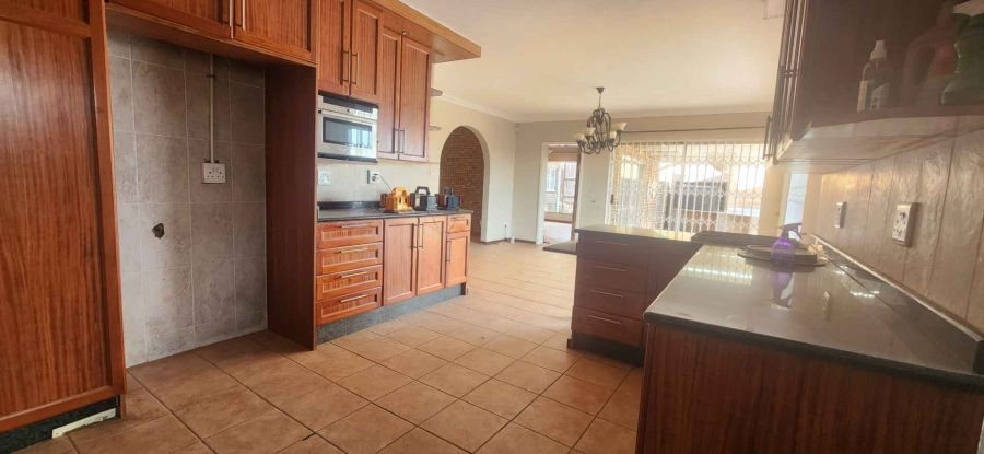 To Let 4 Bedroom Property for Rent in Glenvista Gauteng