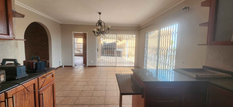 To Let 4 Bedroom Property for Rent in Glenvista Gauteng