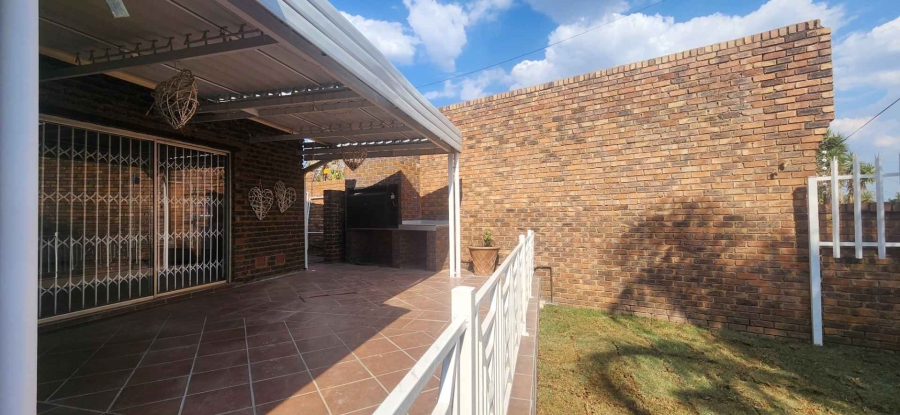 To Let 4 Bedroom Property for Rent in Glenvista Gauteng