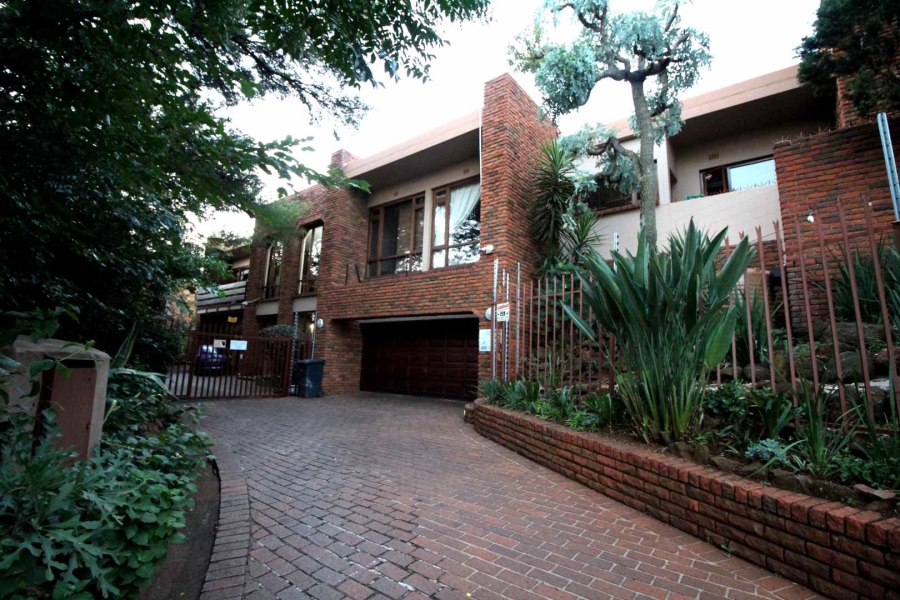 To Let 5 Bedroom Property for Rent in Glenvista Gauteng