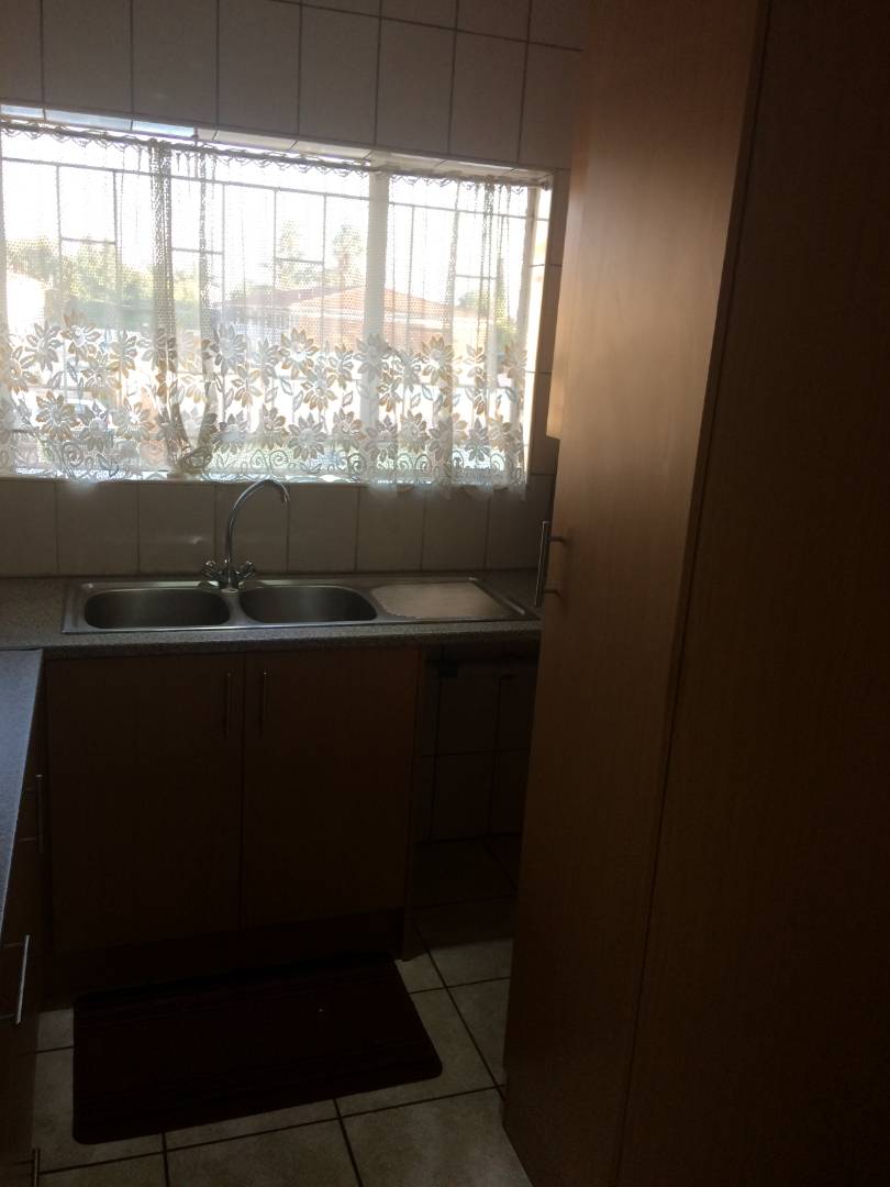 To Let 1 Bedroom Property for Rent in Farrarmere Gauteng