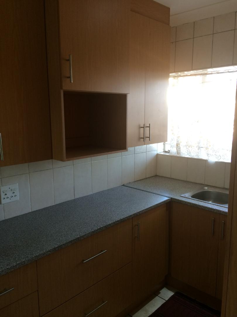 To Let 1 Bedroom Property for Rent in Farrarmere Gauteng