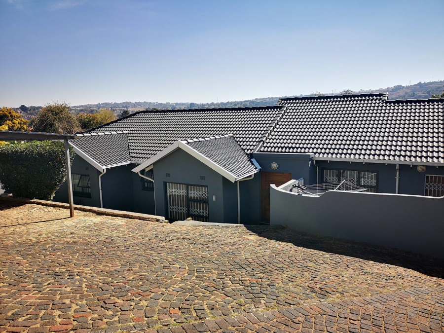 To Let 4 Bedroom Property for Rent in Glenvista Gauteng