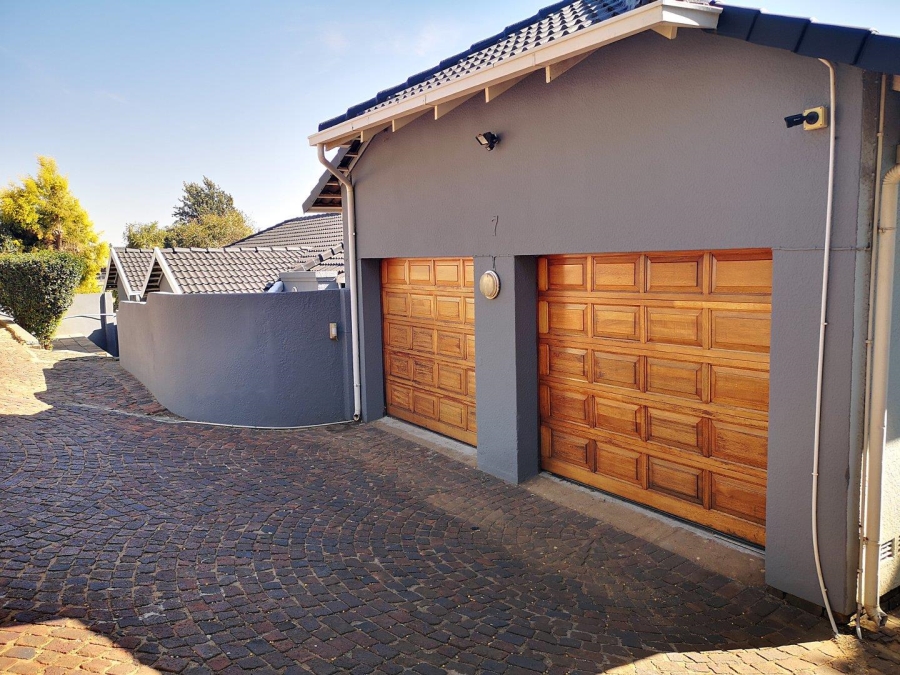 To Let 4 Bedroom Property for Rent in Glenvista Gauteng