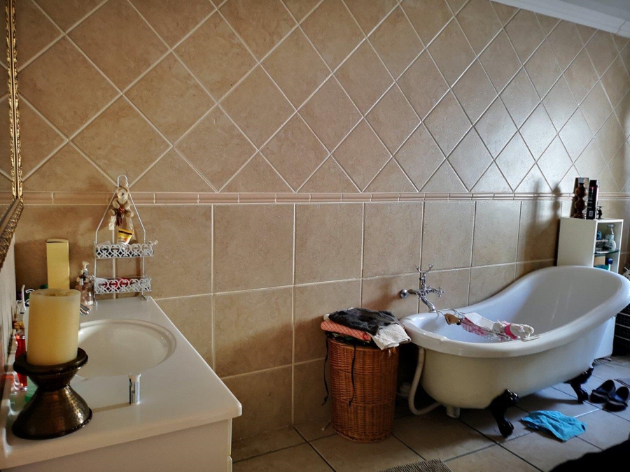 To Let 4 Bedroom Property for Rent in Glenvista Gauteng