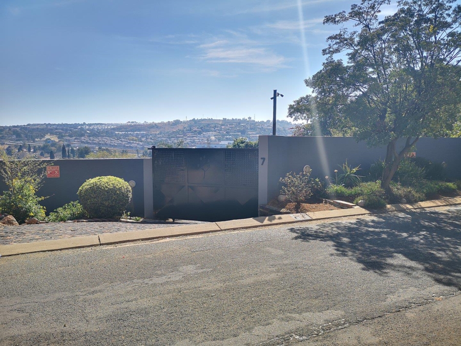 To Let 4 Bedroom Property for Rent in Glenvista Gauteng