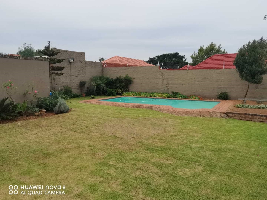 To Let 1 Bedroom Property for Rent in Linmeyer Gauteng