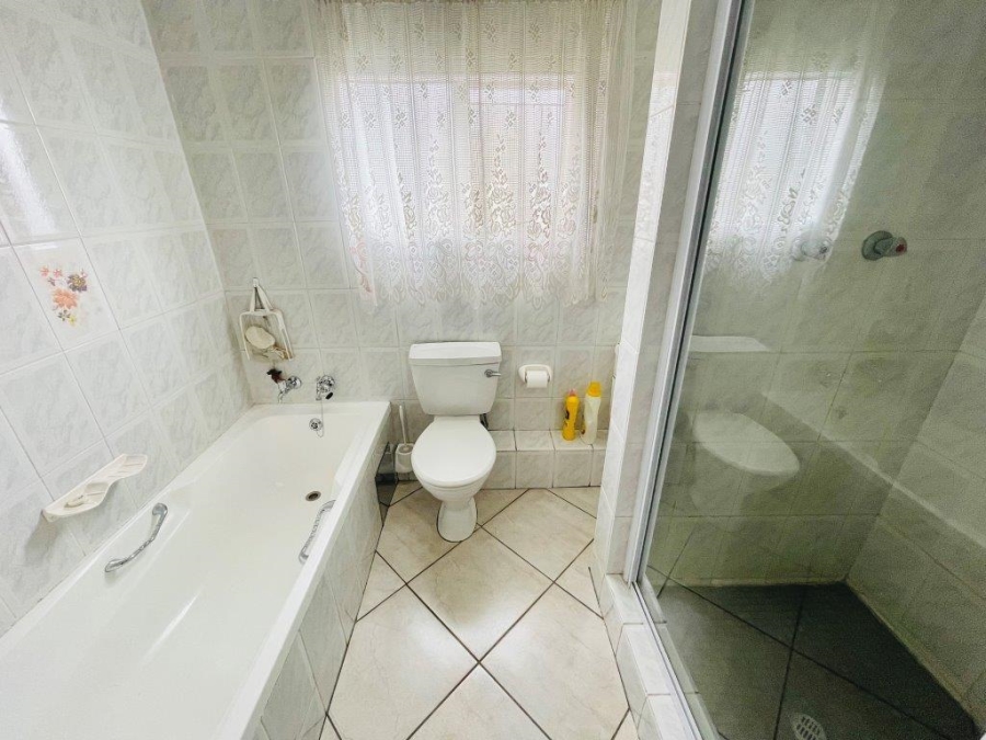 2 Bedroom Property for Sale in Mulbarton Gauteng